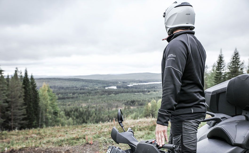 4P Trailers fyrhjulingsåkare blickar ut mot skog i norrland
